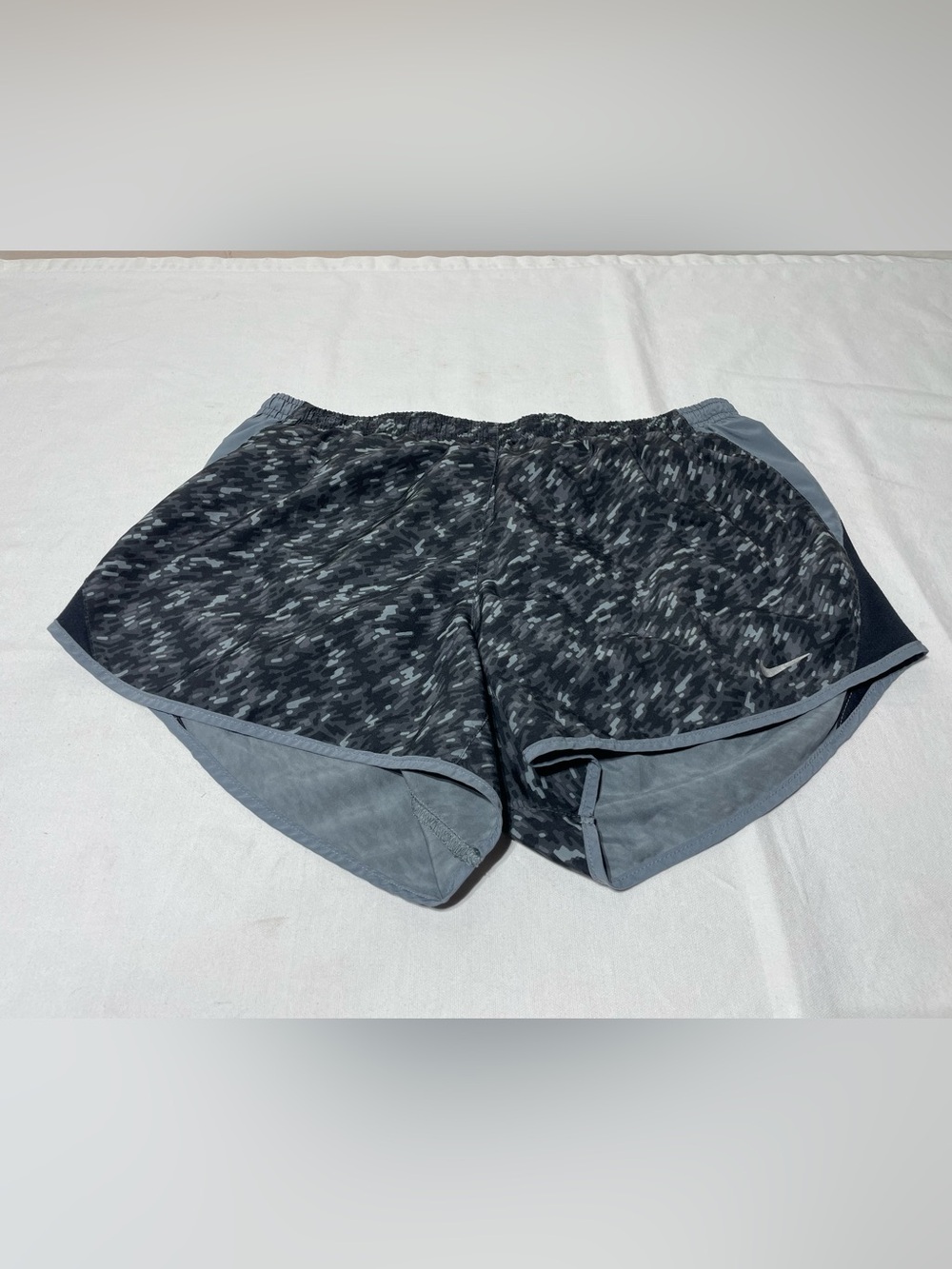Nike Dri-Fit Running Shorts Women’s M Black Digital Camo Lined 3.5” Inseam